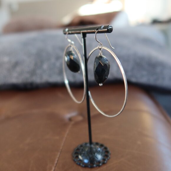 Black onyx and sterling silver large front facing hoops earrings by Dana Reed - Picture 7 of 13